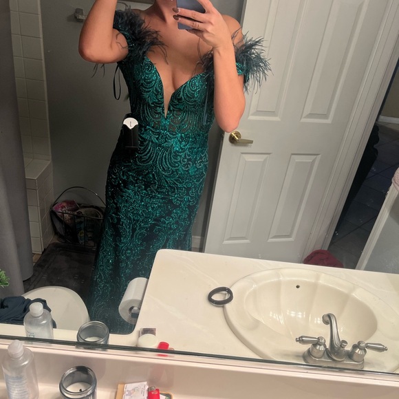 Elegant Green Evening Dress - Picture 3 of 5